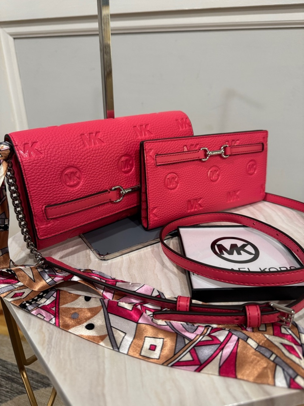 Michael Kors Bag Carson Pink Leather Embossed Logo Crossbody Wallet Set
